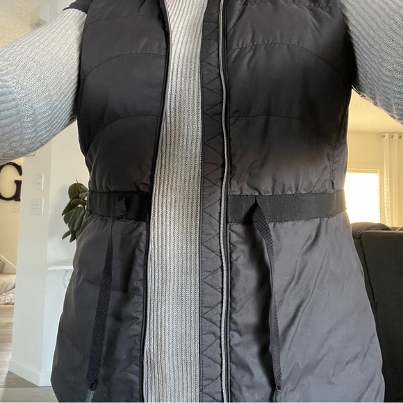 Lululemon women’s black down with hood it’s a size 8/10 - Picture 5 of 8